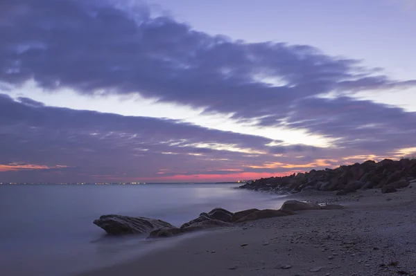 Pôr-do-sol na costa — Fotografia de Stock