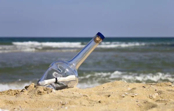 Brev i en flaska på stranden — Stockfoto