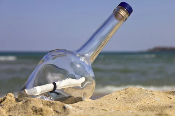 Meddelande i en flaska på stranden — Stockfoto