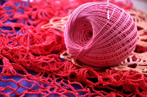 Шарик пряжи для вязания — стоковое фото