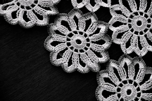 Crochet floral sur fond noir — Photo