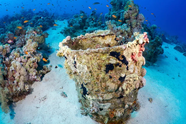 Barrel of oil underwater — Stock Photo, Image