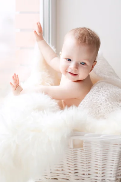 Schattige baby zitten in een mand — Stockfoto