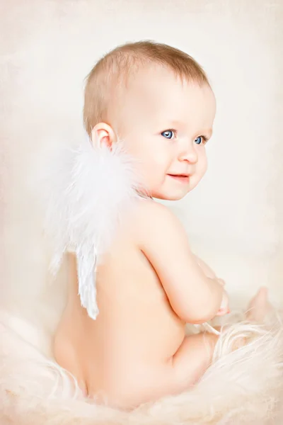 Söt baby sitter med vingar — Stockfoto