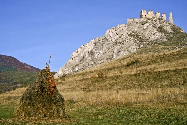 Torockoszentgyorgy 的城堡废墟的视图 — 图库照片