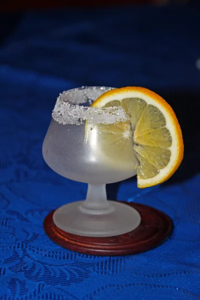 Una copa con rodaja de limón —  Fotos de Stock