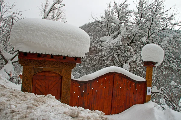 Karla kaplı szekely kapısı — Stok fotoğraf