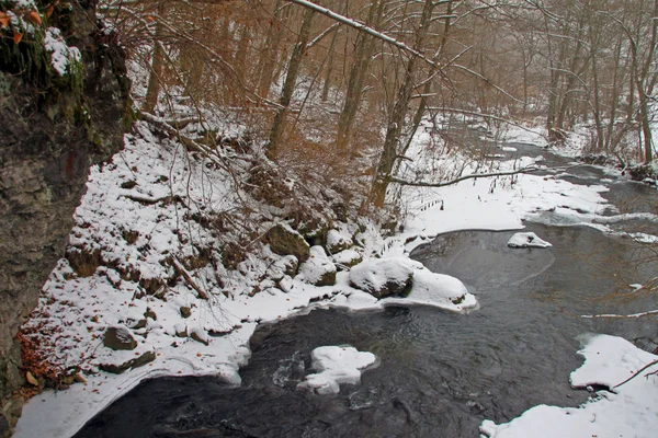 En flod på vintern — Stockfoto