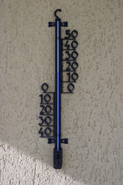 Thermometer an der Wand — Stockfoto