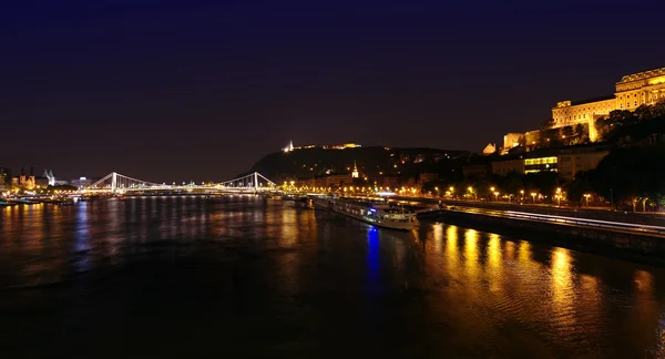 Будапешт ночью — стоковое фото