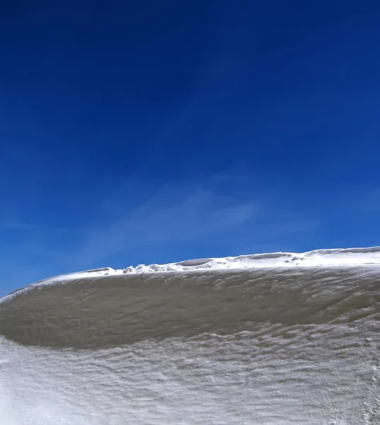 Снег и голубое небо — стоковое фото