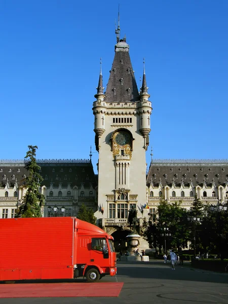 Röd lastbil och palace — Stockfoto