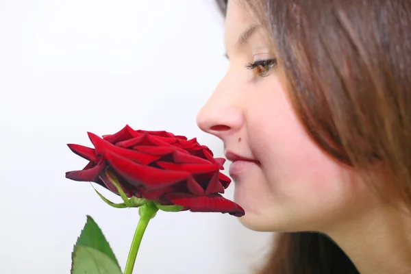 女孩嗅到的一朵玫瑰 — 图库照片
