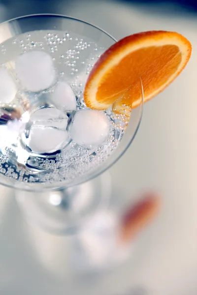 Cocktail med en orange skiva — Stockfoto