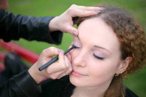 Uma menina fazendo maquiagem — Fotografia de Stock