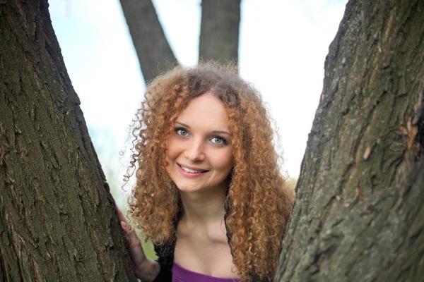 Retrato de uma menina bonita nas árvores — Fotografia de Stock