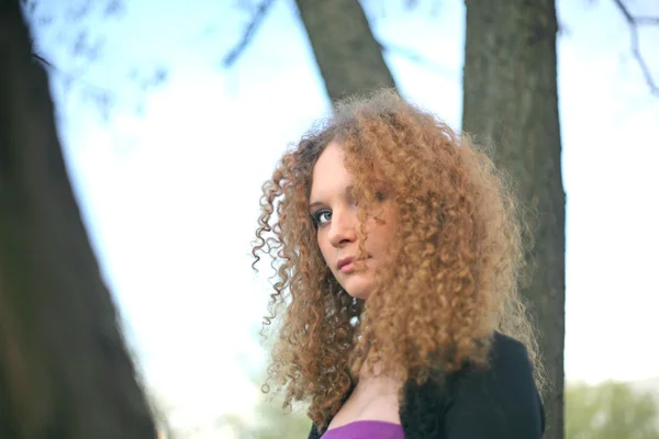Porträt eines Mädchens in den Bäumen — Stockfoto