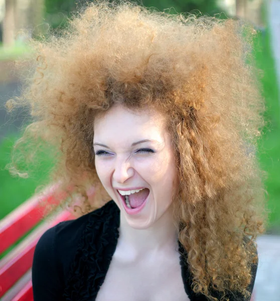Śmiejąc się, kręcone włosy dziewczyna — Zdjęcie stockowe
