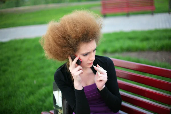 Meisje praten aan de telefoon — Stockfoto