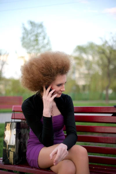 Talking on the phone the girl in the park — Stock Photo, Image