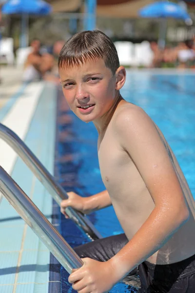 De jongen uit het zwembad — Stockfoto