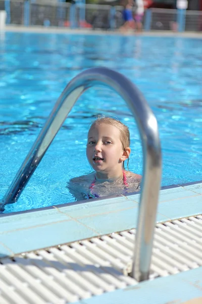 Girl swimming in pool — Stock Photo, Image