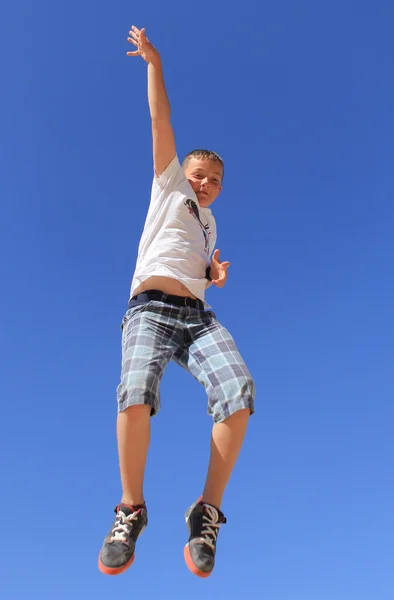 Anak melompat — Stok Foto