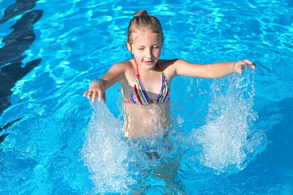 Κορίτσι που παίζουν στην πισίνα — Φωτογραφία Αρχείου