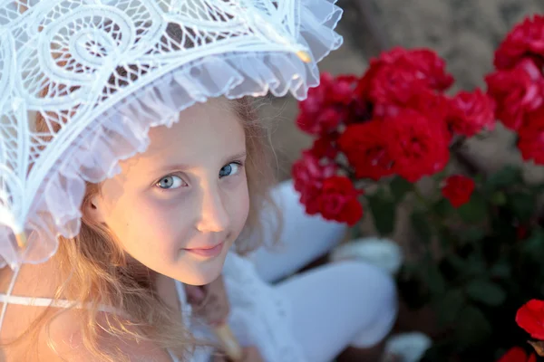 Girl looks out from under the lace parasol — Stock Photo, Image
