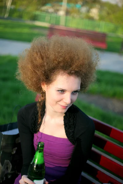 巻き毛の女の子ビールを飲む — ストック写真