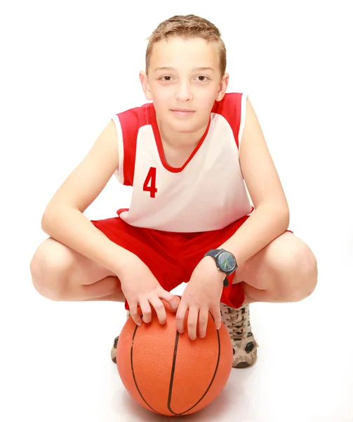 Chlapec sedí s míčem — Stock fotografie