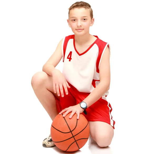 Мальчик-спортсмен с мячом — стоковое фото