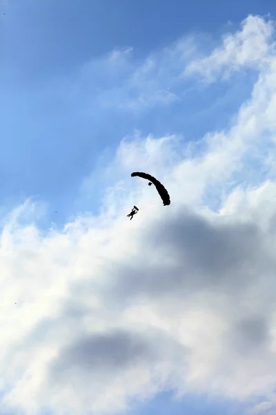 Paraquedistas voando sozinhos — Fotografia de Stock