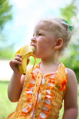 niño come una banana