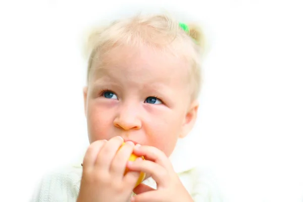 Dziecko lubi jeść jabłka — Zdjęcie stockowe