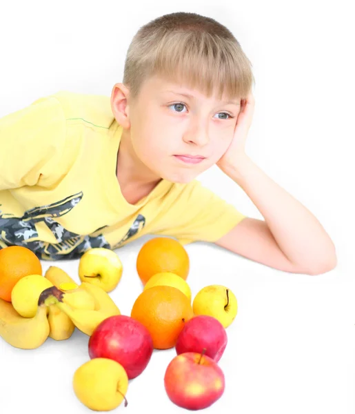 Junge mit Früchten — Stockfoto