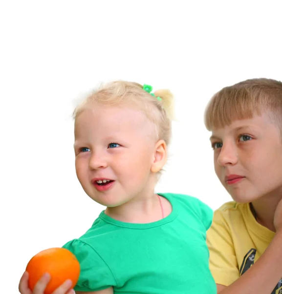 Broer en zus, en een geïsoleerde oranje — Stockfoto