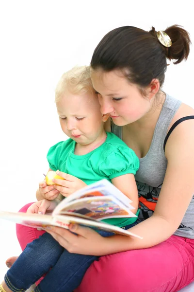 Sjuksköterska barnet läser en bok — Stockfoto