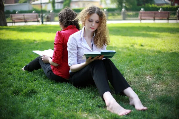 Student learning in the park — Stock Photo, Image