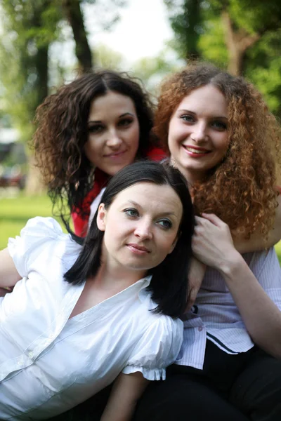 Portrait of three girls posing in the park — Stock Photo, Image