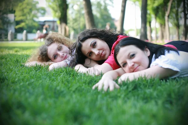 Trzy dziewczyny na trawie — Zdjęcie stockowe