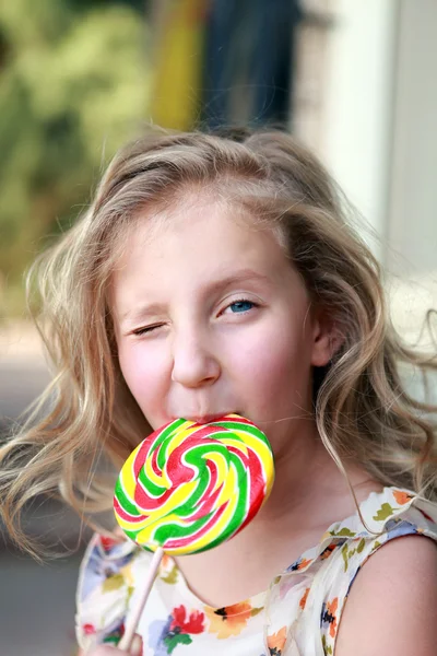 Chica con un gran caramelo —  Fotos de Stock