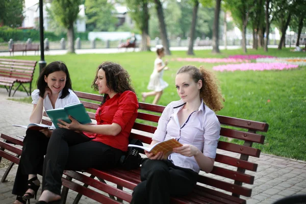 Learning in the Park — Stock Photo, Image