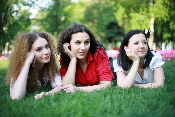 Three friends on the grass — Stock Photo, Image