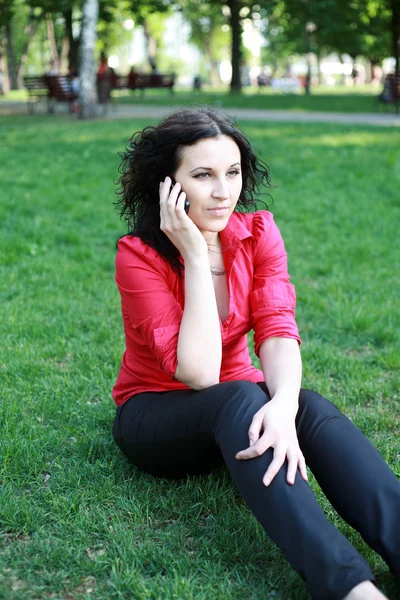 Hübsches Mädchen am Telefon im Park — Stockfoto