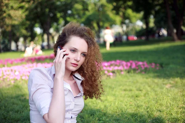 Χαριτωμένο σγουρά κορίτσι μιλάει στο τηλέφωνο — Φωτογραφία Αρχείου