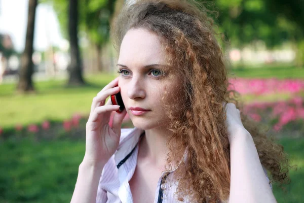 Portré egy szép lány göndör telefon — Stock Fotó