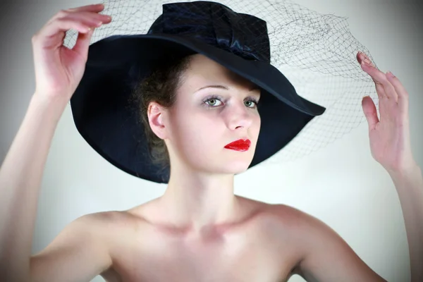 Retrato de una linda chica en un sombrero —  Fotos de Stock