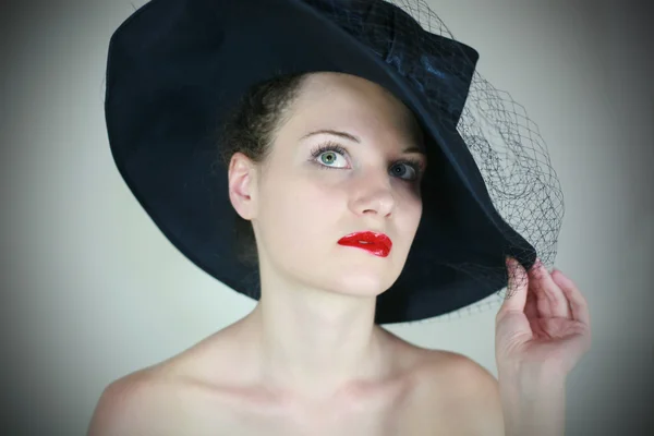 Retro şapkalı şirin bir kız portresi — Stok fotoğraf