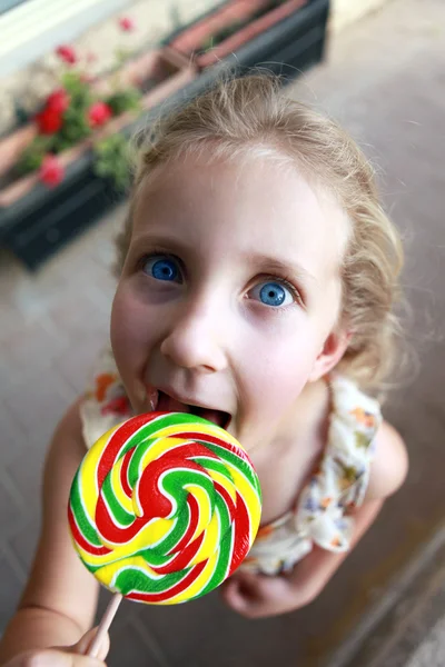 A gyermek nagy-nagy szemeivel és édes — Stock Fotó